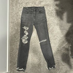 American Eagle grey distressed jeans // size 6 long